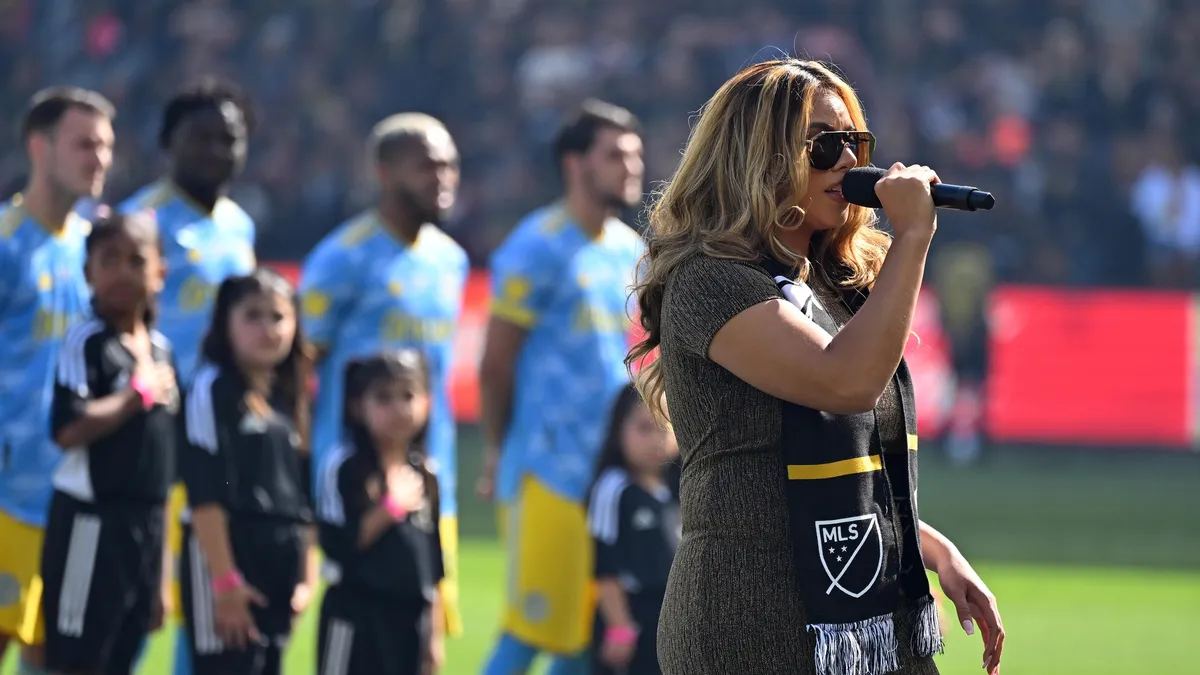 NASCAR yarışında ifa edəcək müğənni kimdir