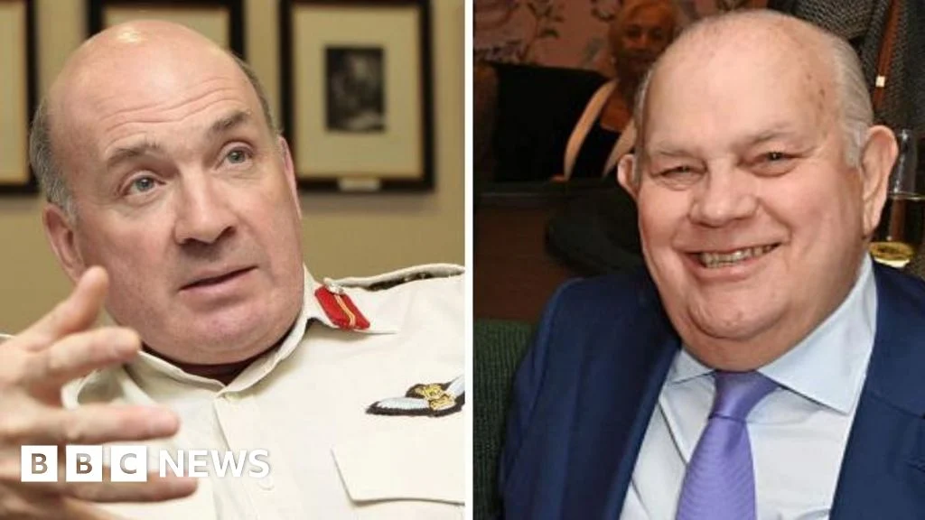 Lordlar Palatasından iki lorda kənarlaşdırma