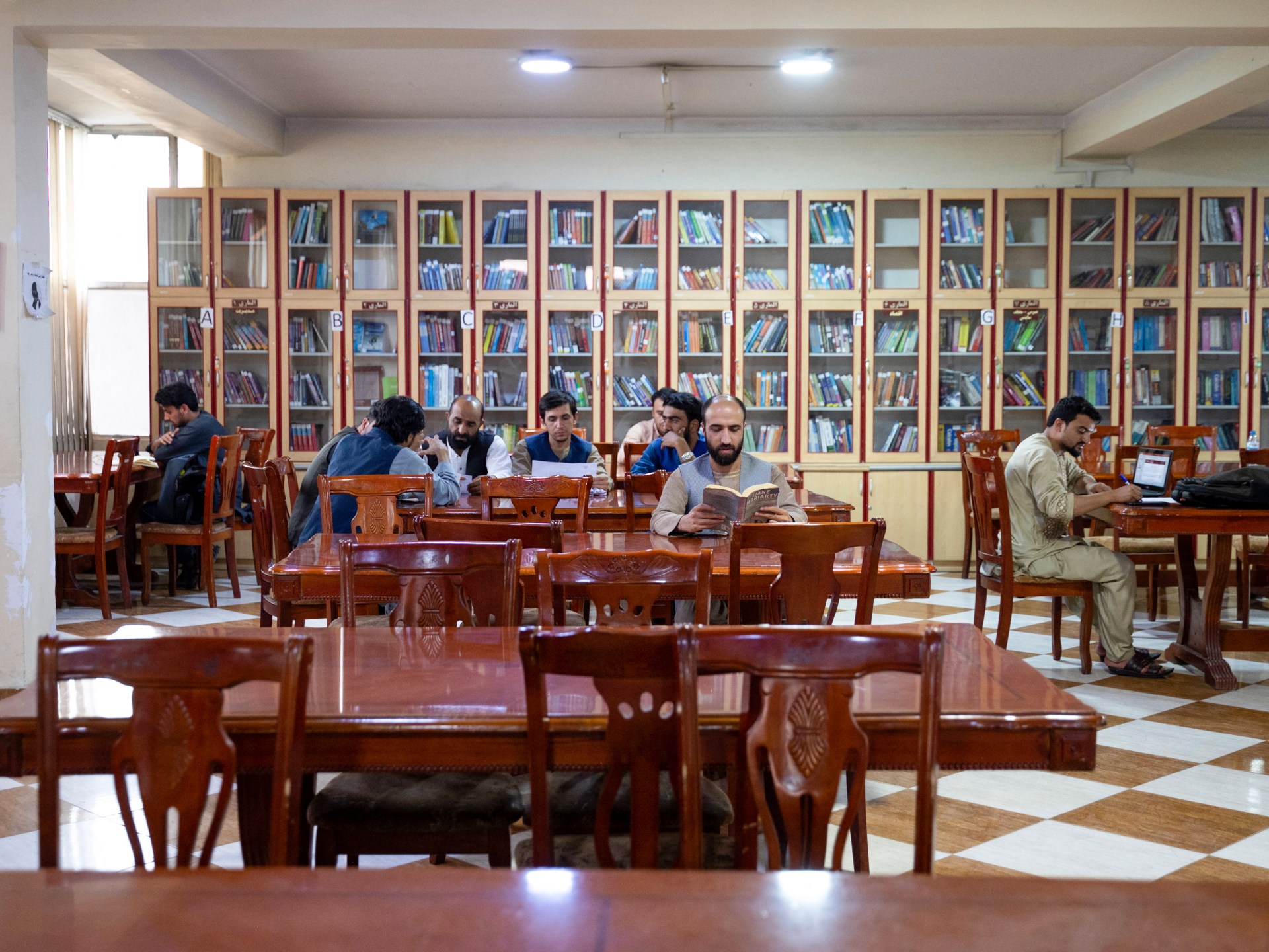 Əfqanıstan qadın müəllifləri universitet proqramlarından qadağan edir