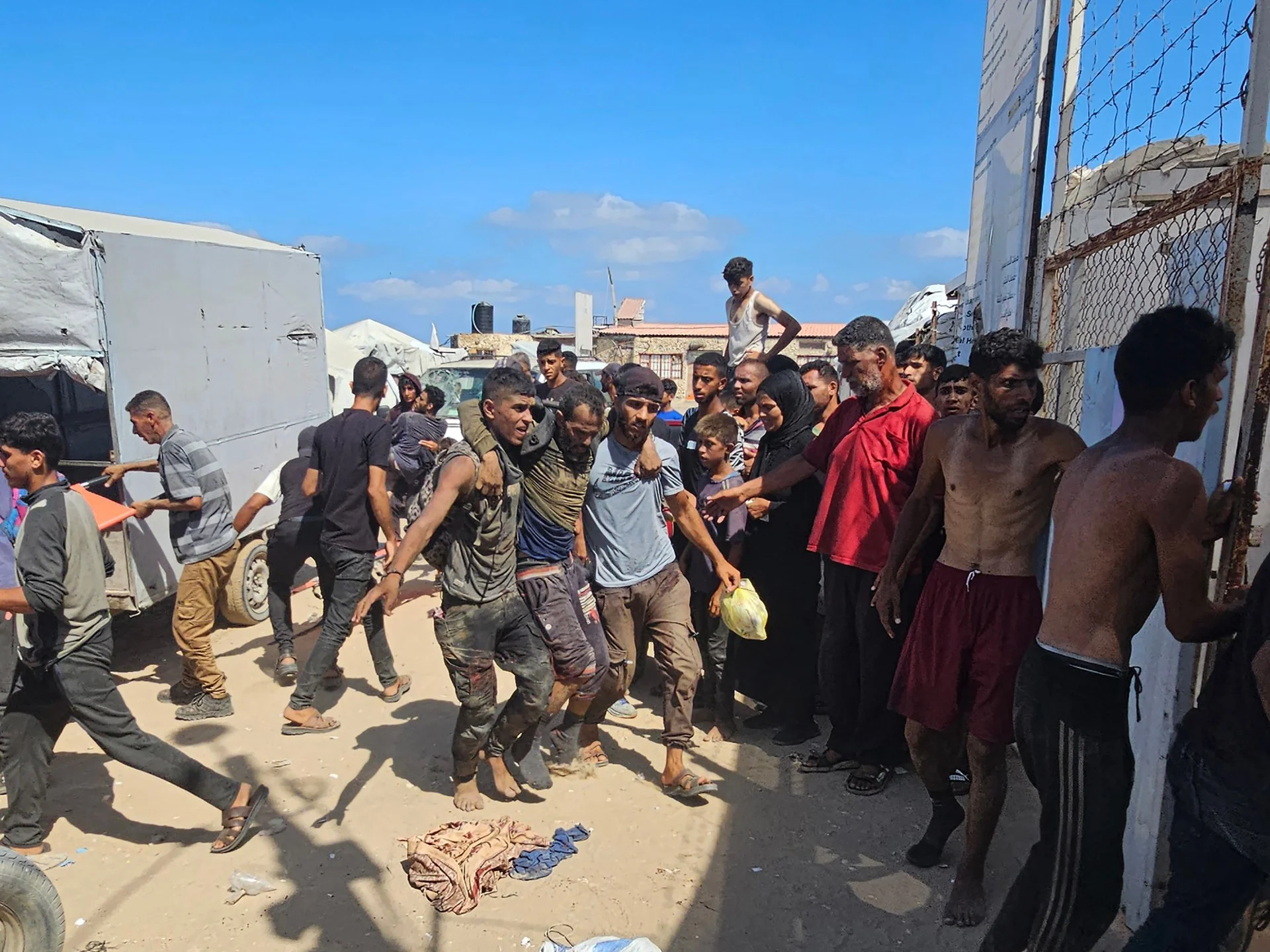 Qəzzada humanitar yardım mərkəzinə İsrail zərbəsi: Onlarla ölü, uşaqlar aclıqdan ölür