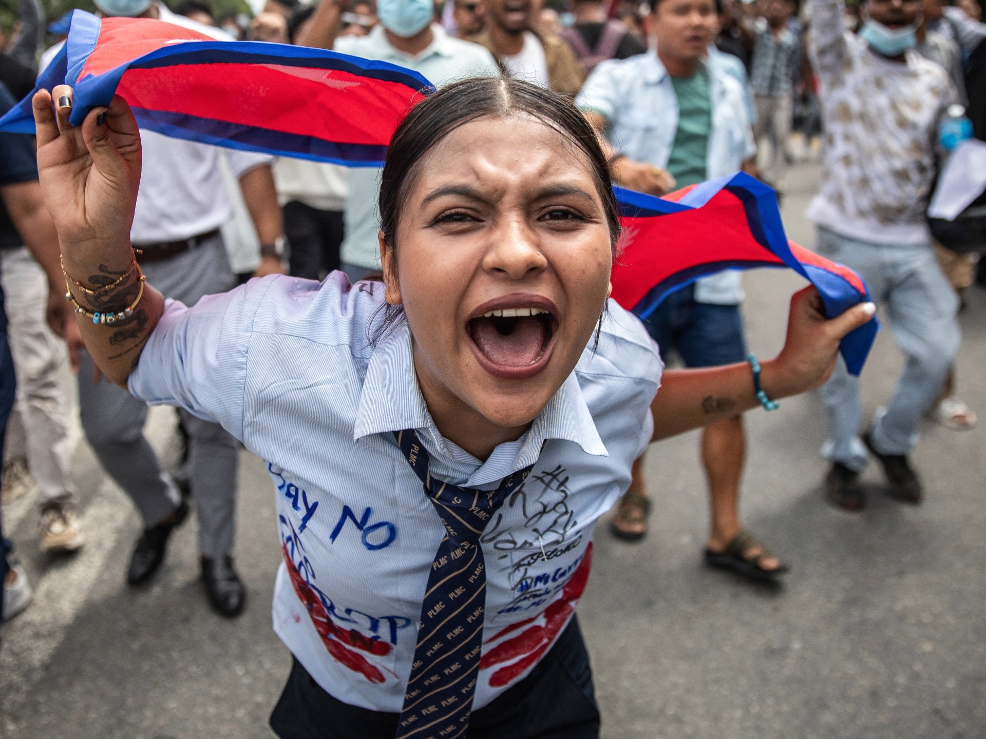 Nepalda gənc etirazlar: Ölənlərin sayı artır, parlamentə basqın