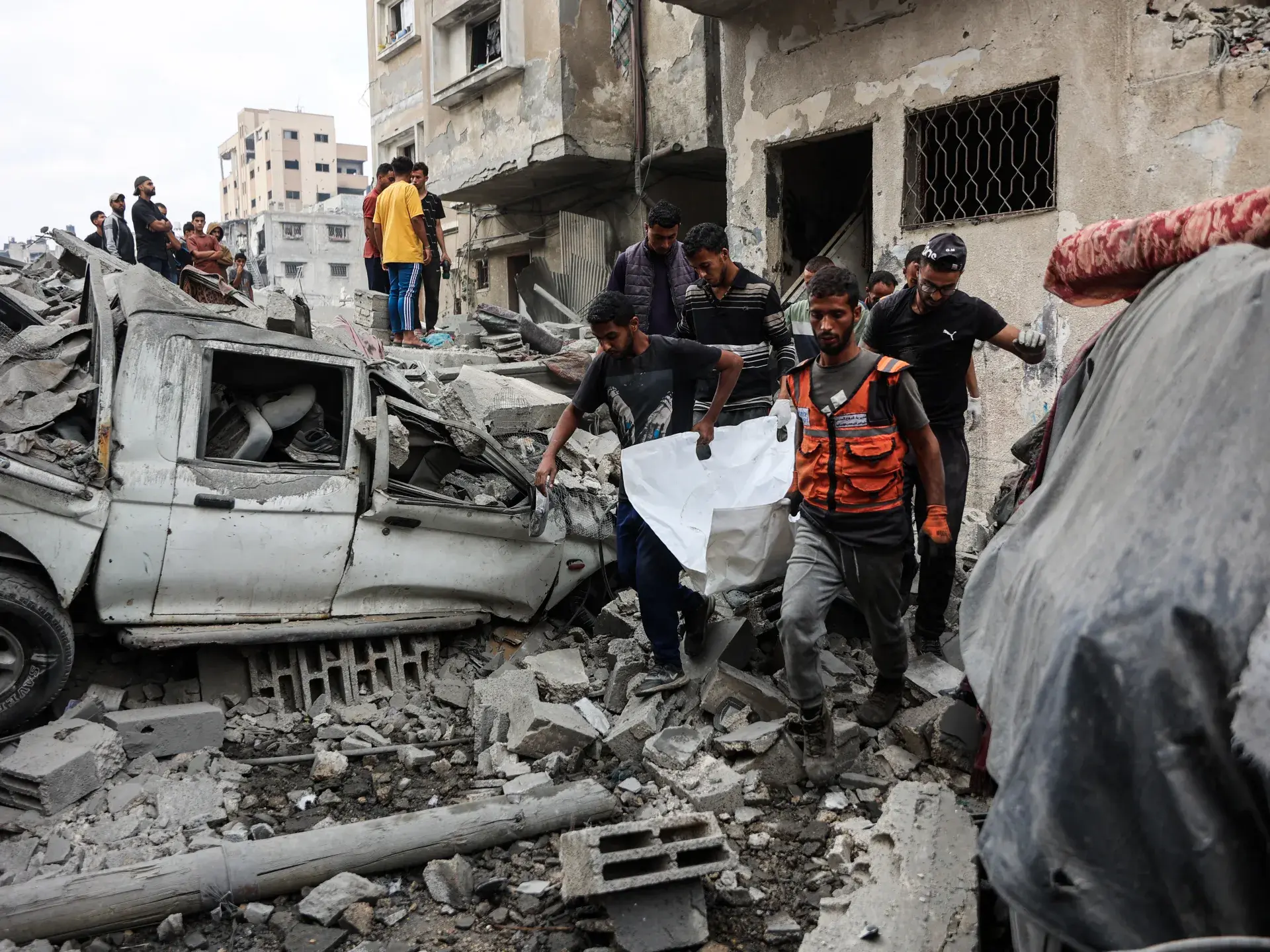 Həftənin fotoları: Qəzza zərbələri, Vyetnam daşqınları