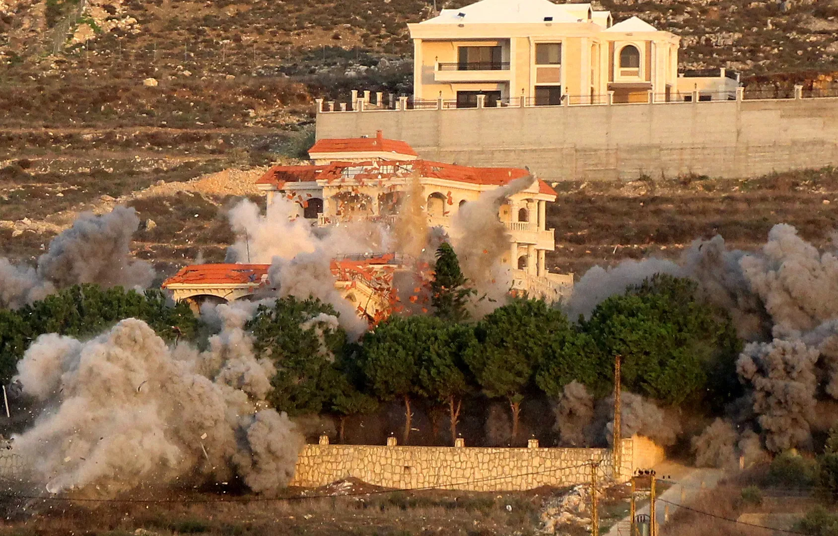 Livan Hizbullahın ilk mərhələ tərksilahının bitdiyini açıqlayır, İsrail Livana zərbələr endirir