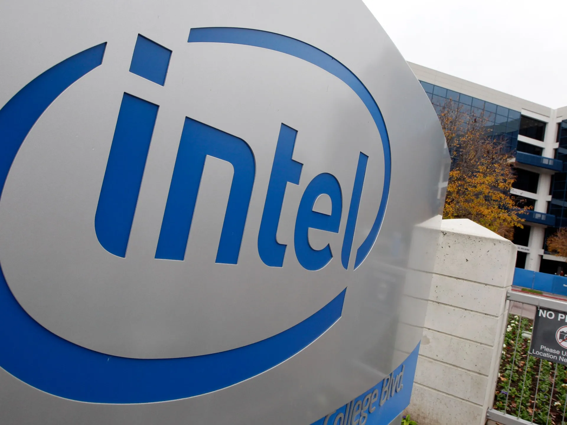 Bernie Sanders, Intel Sövdələşməsində Trampın Hökumət Hissəsinə Dəstək Verdi