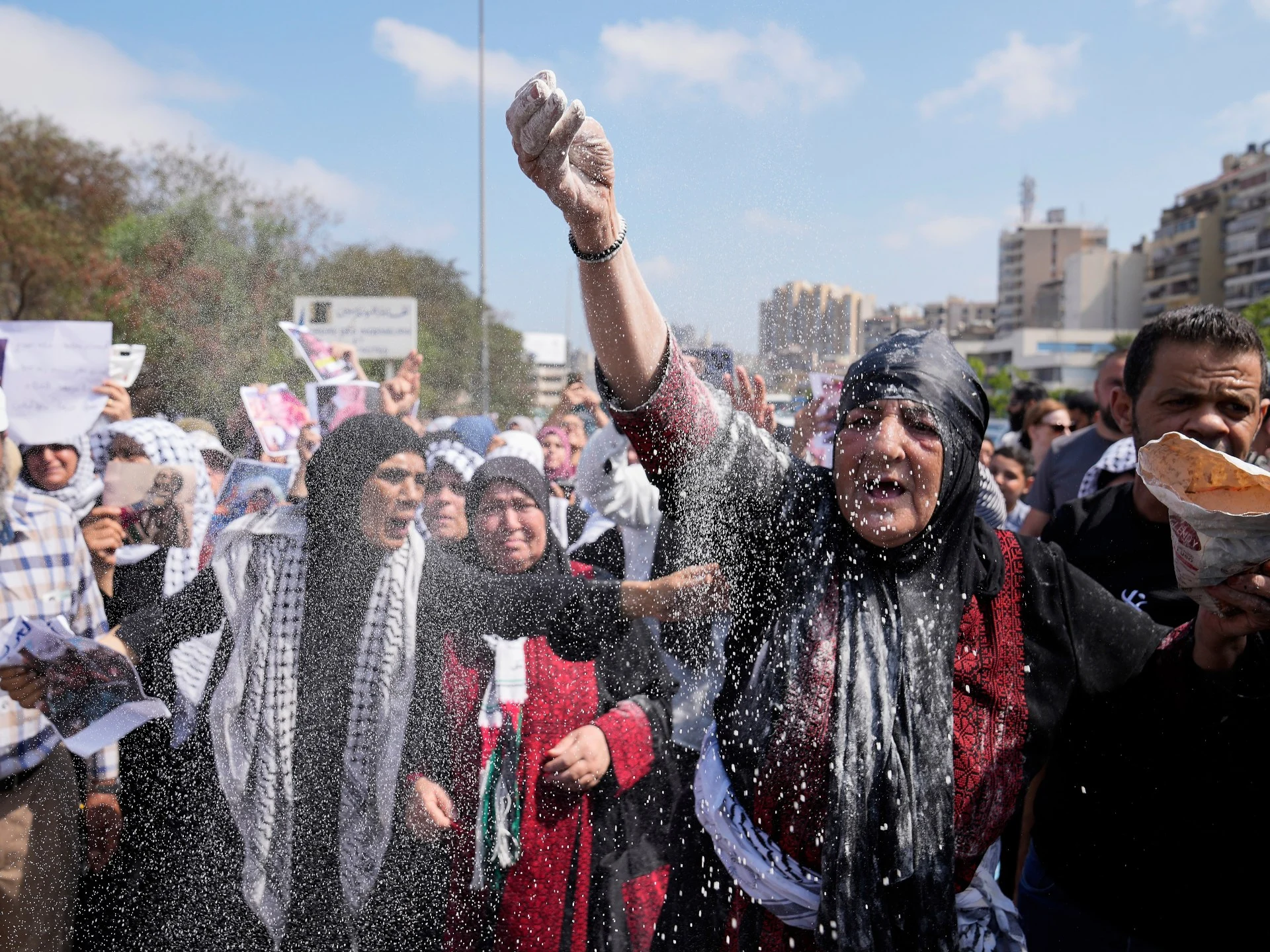 Həftənin Fotoları: Qəzzadakı aclıq ölümlərindən Tailand-Kamboca toqquşmalarına qədər