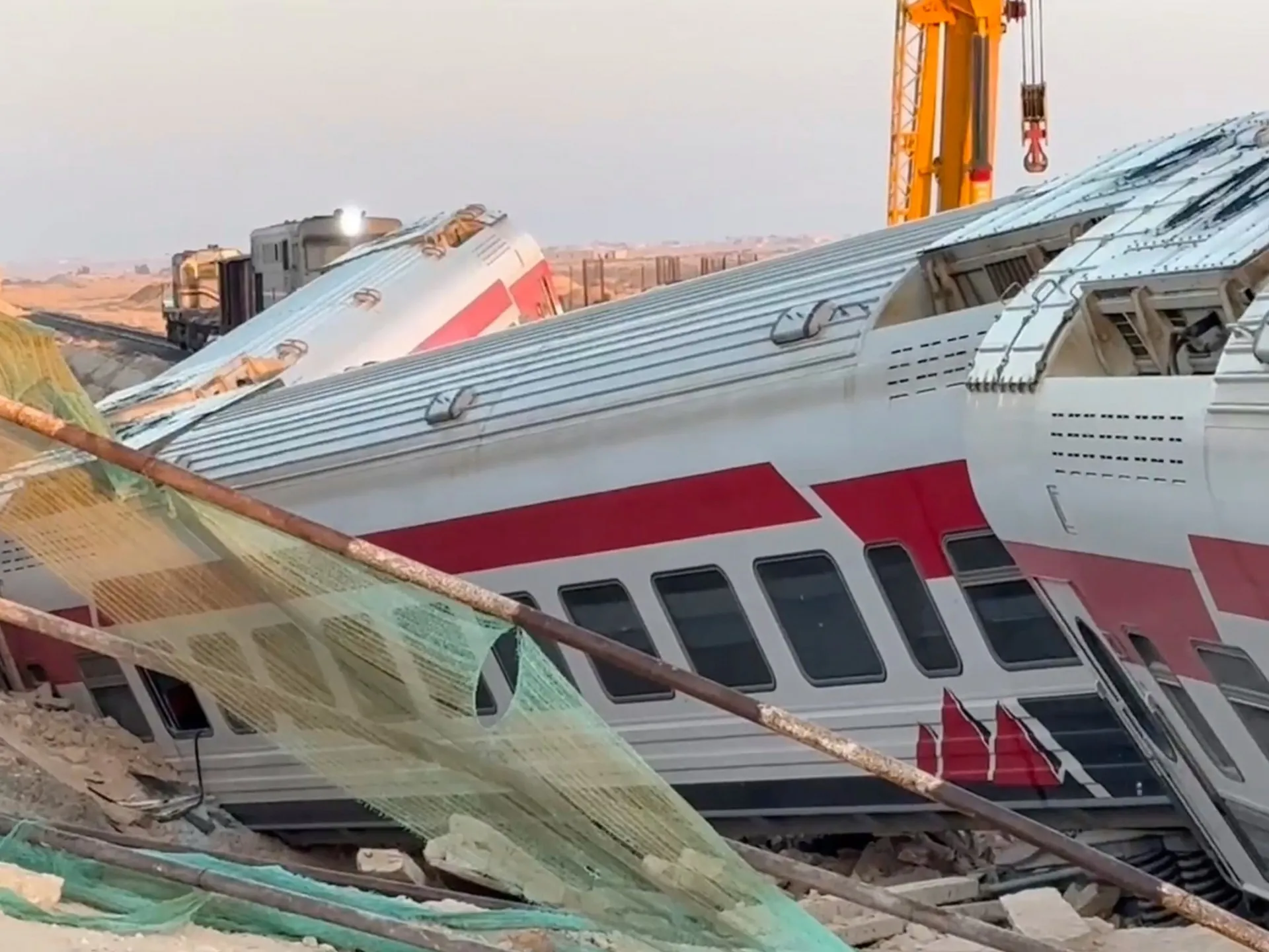 Misirdə sərnişin qatarı relsdən çıxdı: Ən azı 3 ölü, 90-dan çox yaralı