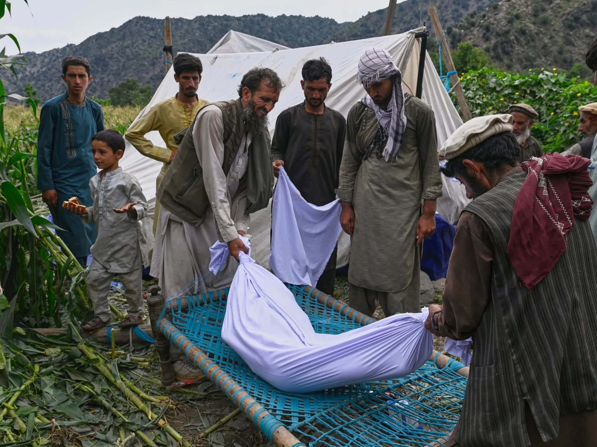 Qışın astanasında küçədə qalan zəlzələ qurbanı əfqanlar