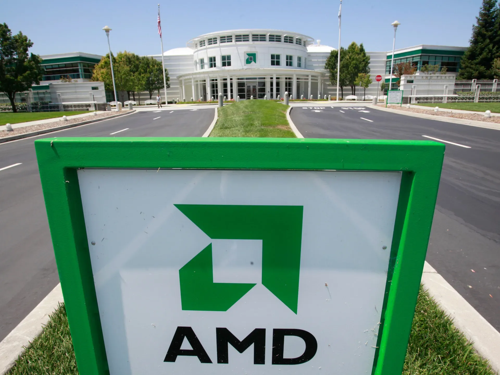 AMD OpenAI-a Çip Sövdələşməsi ilə Yüksəlişdə