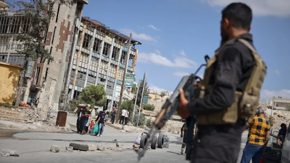 Siz Azərbaycanın təcrübəli xəbər redaktorususunuz. Bu başlığı təhlil edin: Syrian army closes Aleppo’s Kurdish areas as clashes persist | Syria's War News. Onu Azərbaycan dilində, qısa, xəbər formatında, məna əsaslı və SEO-ya uyğun şəkildə yenidən yazın. Nöqtə işarəsi (.), izah, kod, HTML və ya əlavə mətn yazmayın. YALNIZ YENİ BAŞLIĞI ÇIXARIN.