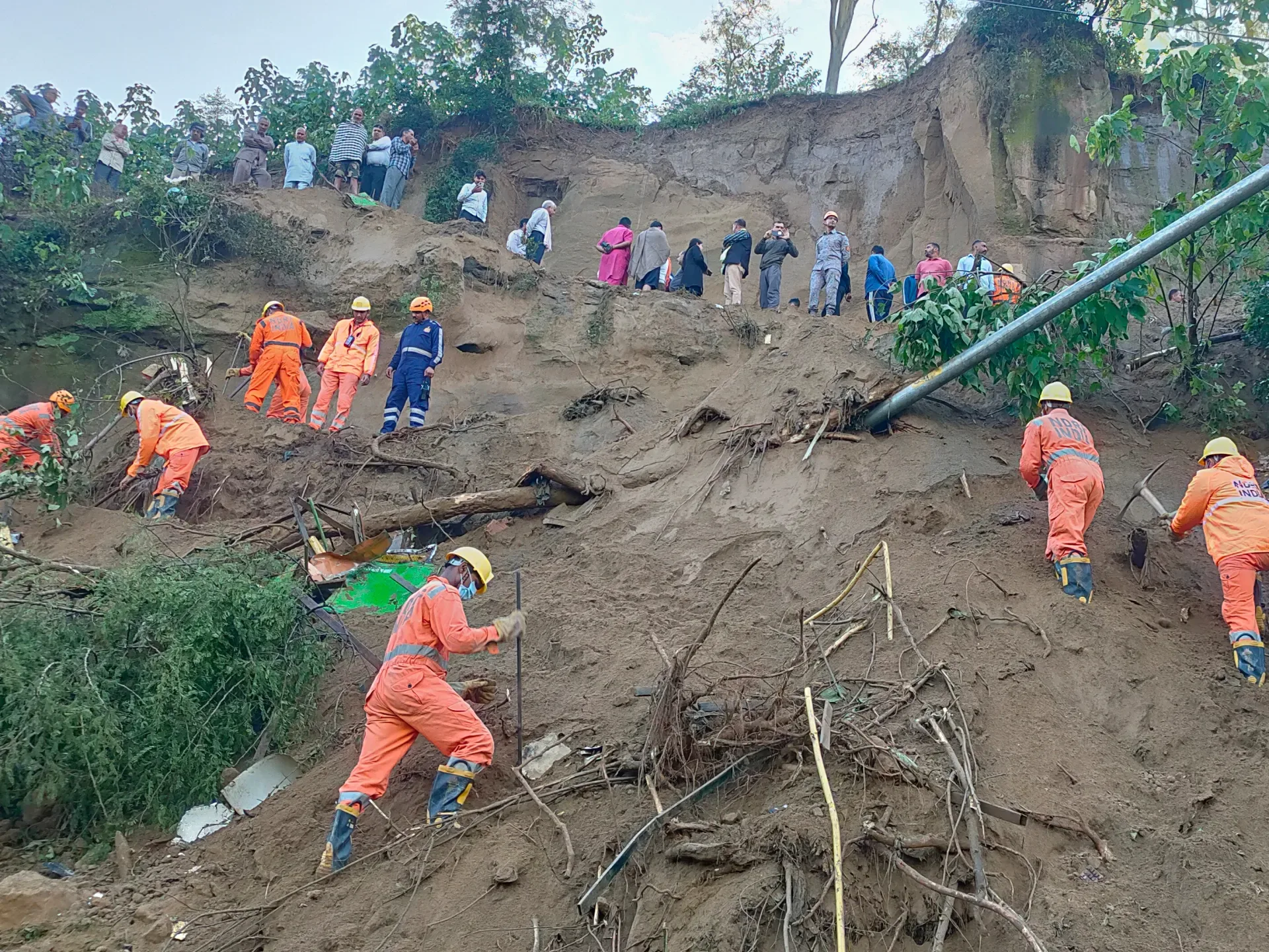 Hindistanın şimalında avtobus sürüşmə altında qalıb: 15 ölü, xilasetmə davam edir