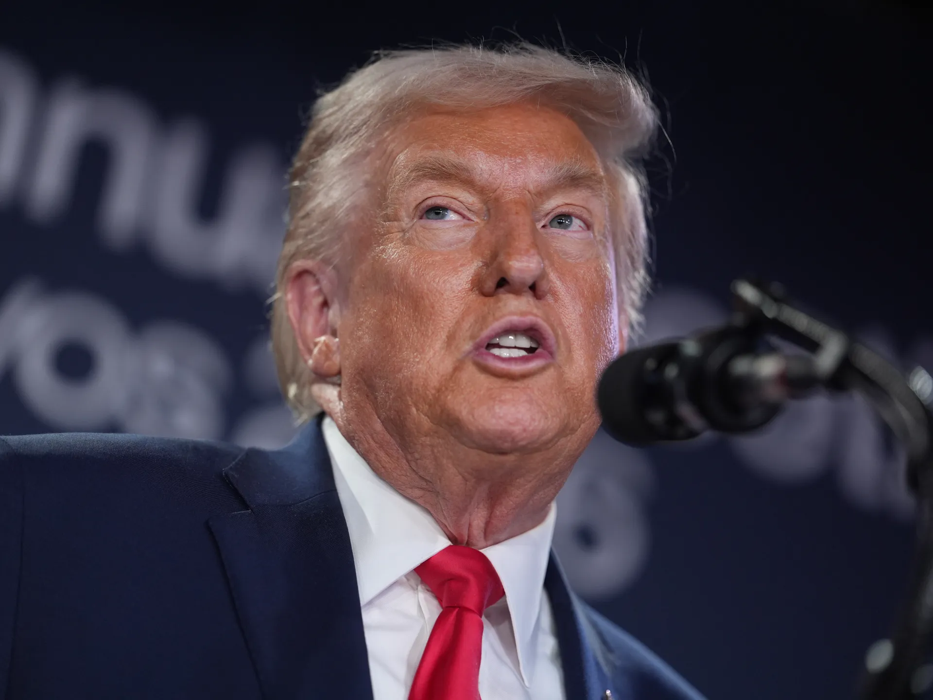 Tramp Əfqanıstan iddialarına etiraz fonunda Britaniya qoşunlarına tərif yağdırdı