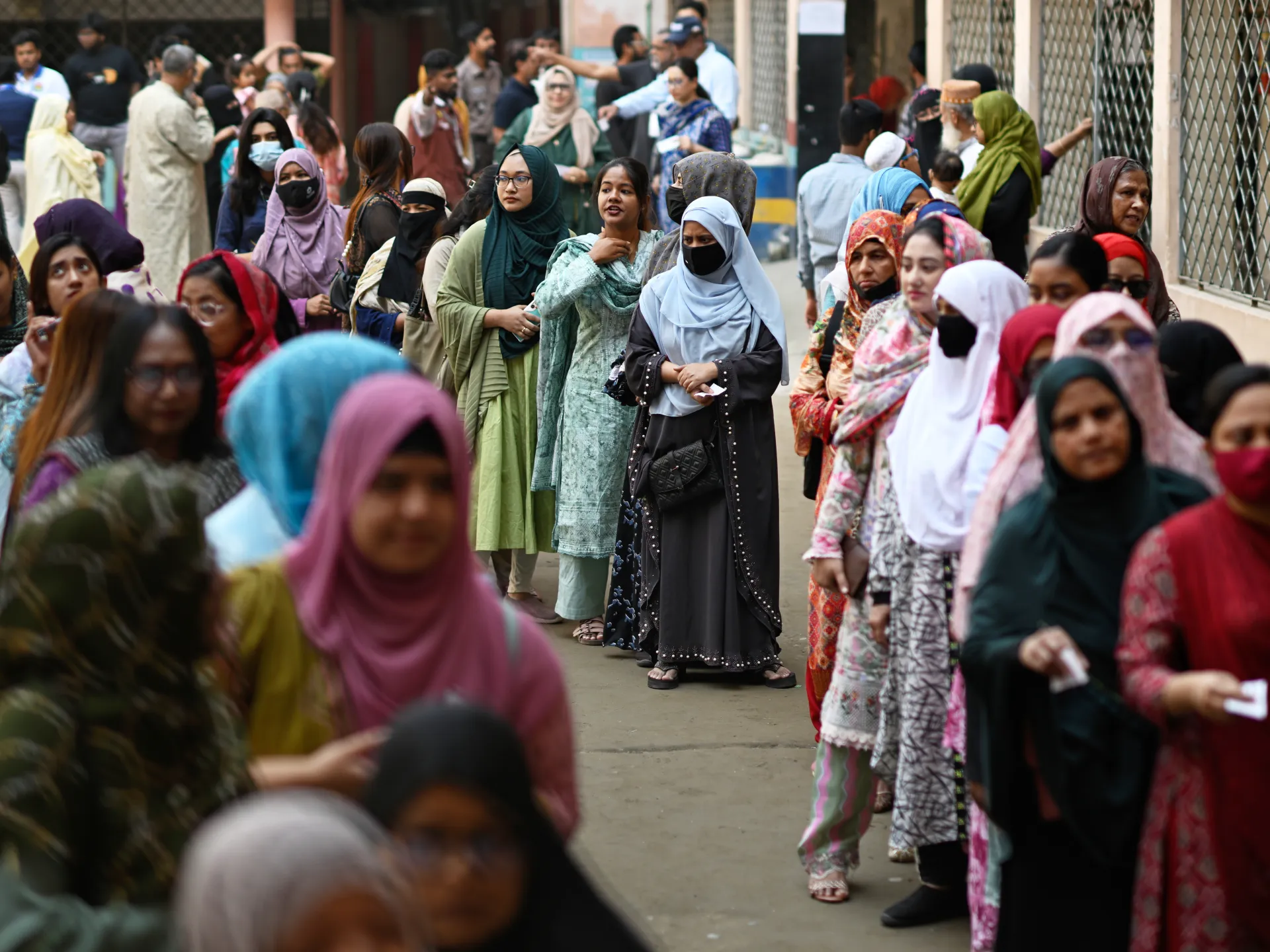Banqladeşdə tarixi seçkilər: Seçki məntəqələrinə kütləvi axın | Banqladeş 2026 Seçkiləri