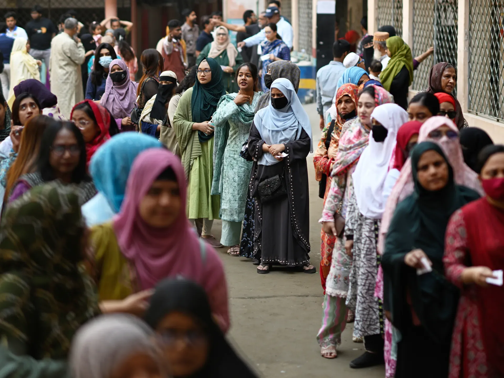 Banqladeşdə tarixi seçkilər: Seçki məntəqələrinə kütləvi axın | Banqladeş 2026 Seçkiləri