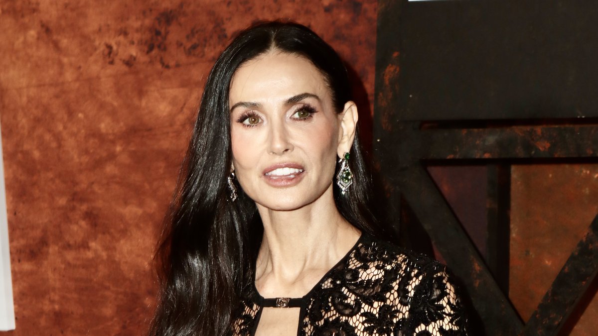 63 yaşlı Demmi Mur "çılpaq" libasda görüntüləndi