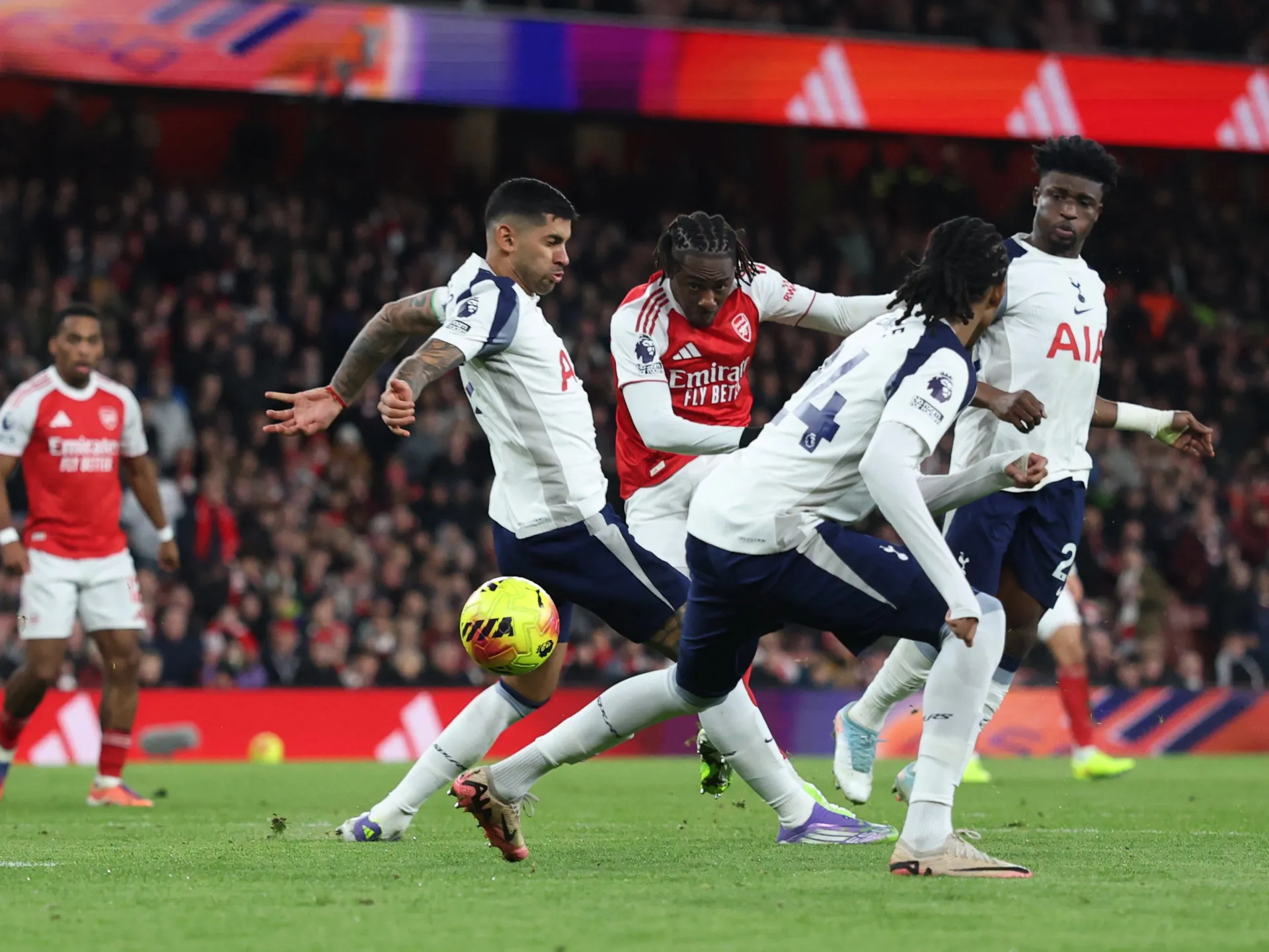 Arsenal Tottenhemi 4-1 darmadağın etdi 6 xal fərqi ilə zirvədə Eze het-trik etdi
