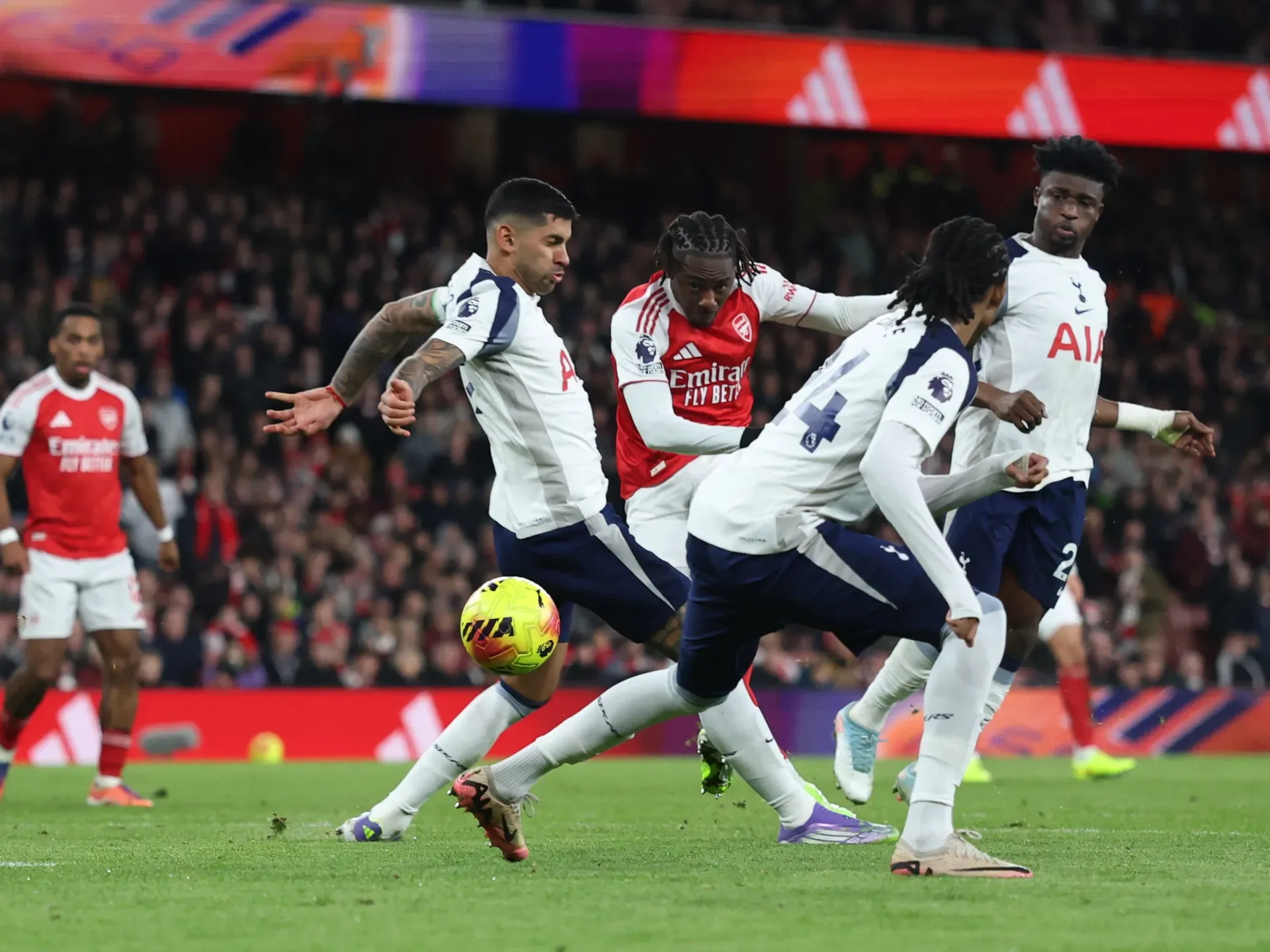 Arsenal Tottenhemi 4-1 darmadağın etdi 6 xal fərqi ilə zirvədə Eze het-trik etdi