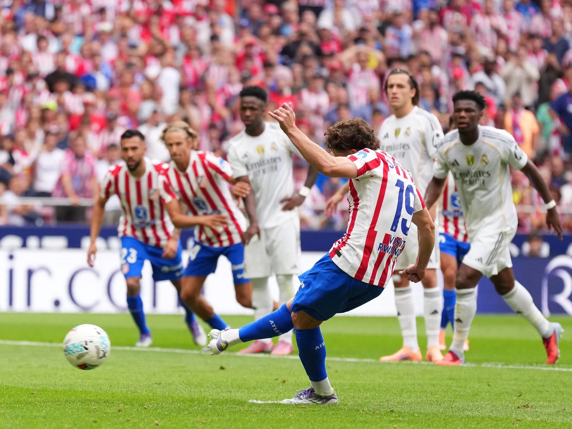 Atletico Real Madridi 5-2 darmadağın etdi: Alvarezin dublu