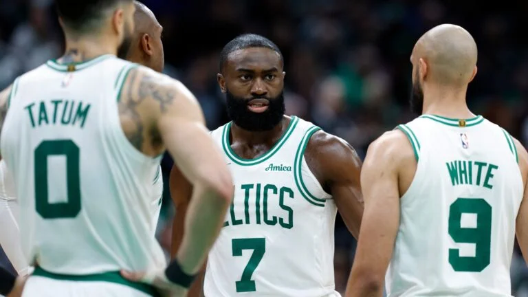 Jaylen Brown və Derrick White "Seltiks"in zədə hesabatında yer aldı