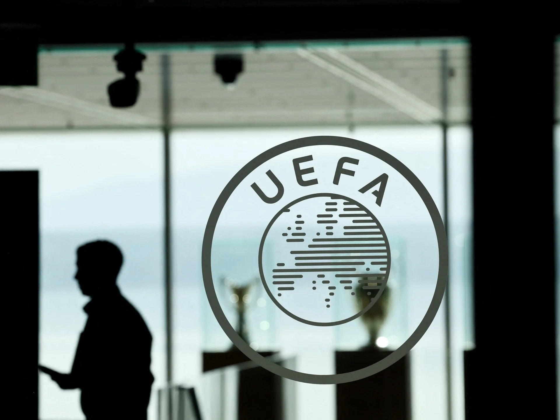 Çelsi və Barselonaya UEFA-dan maliyyə cəriməsi