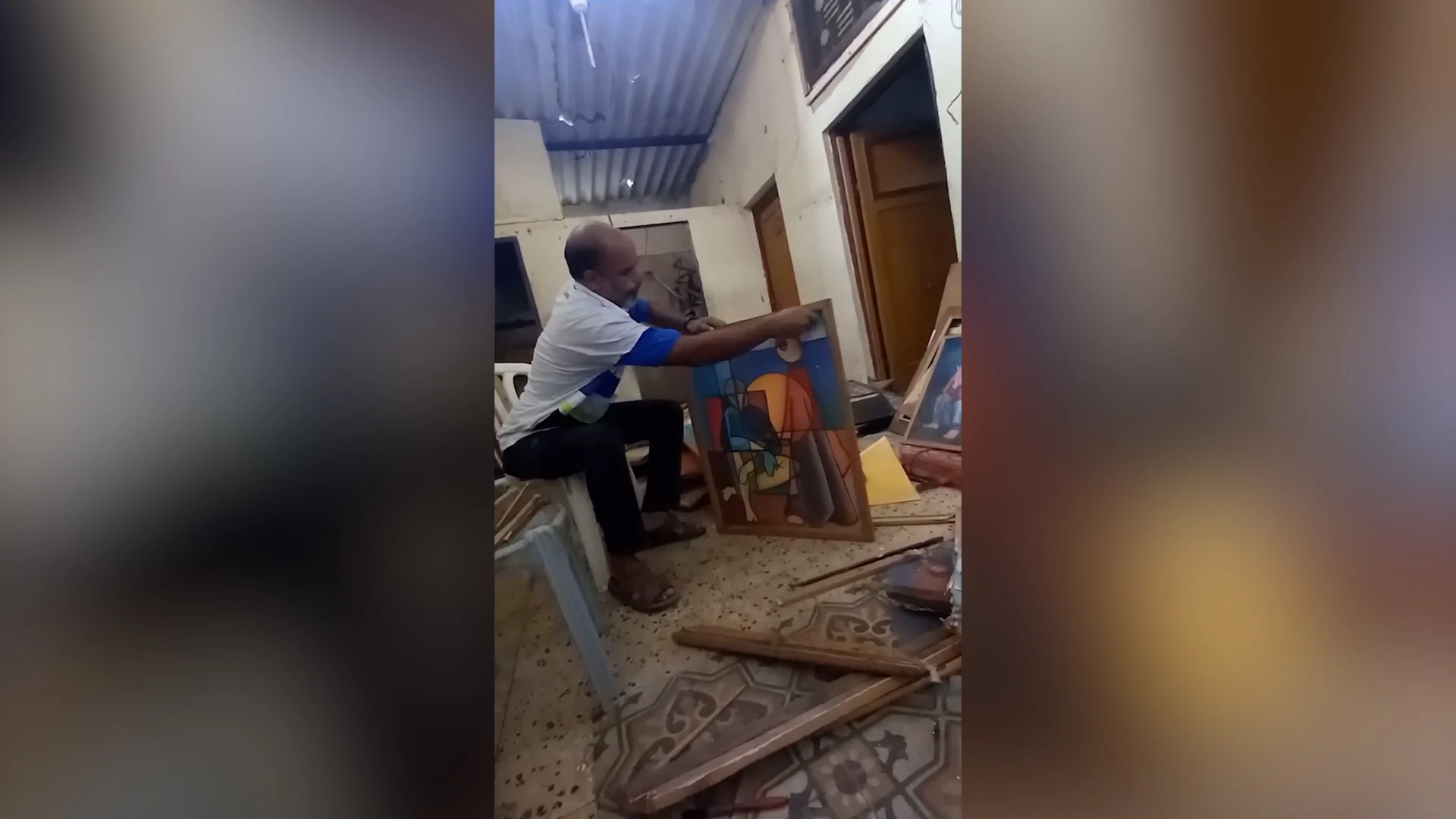 Qəzzalı Sənətçi Əsərlərini Yanacağa Çevirir