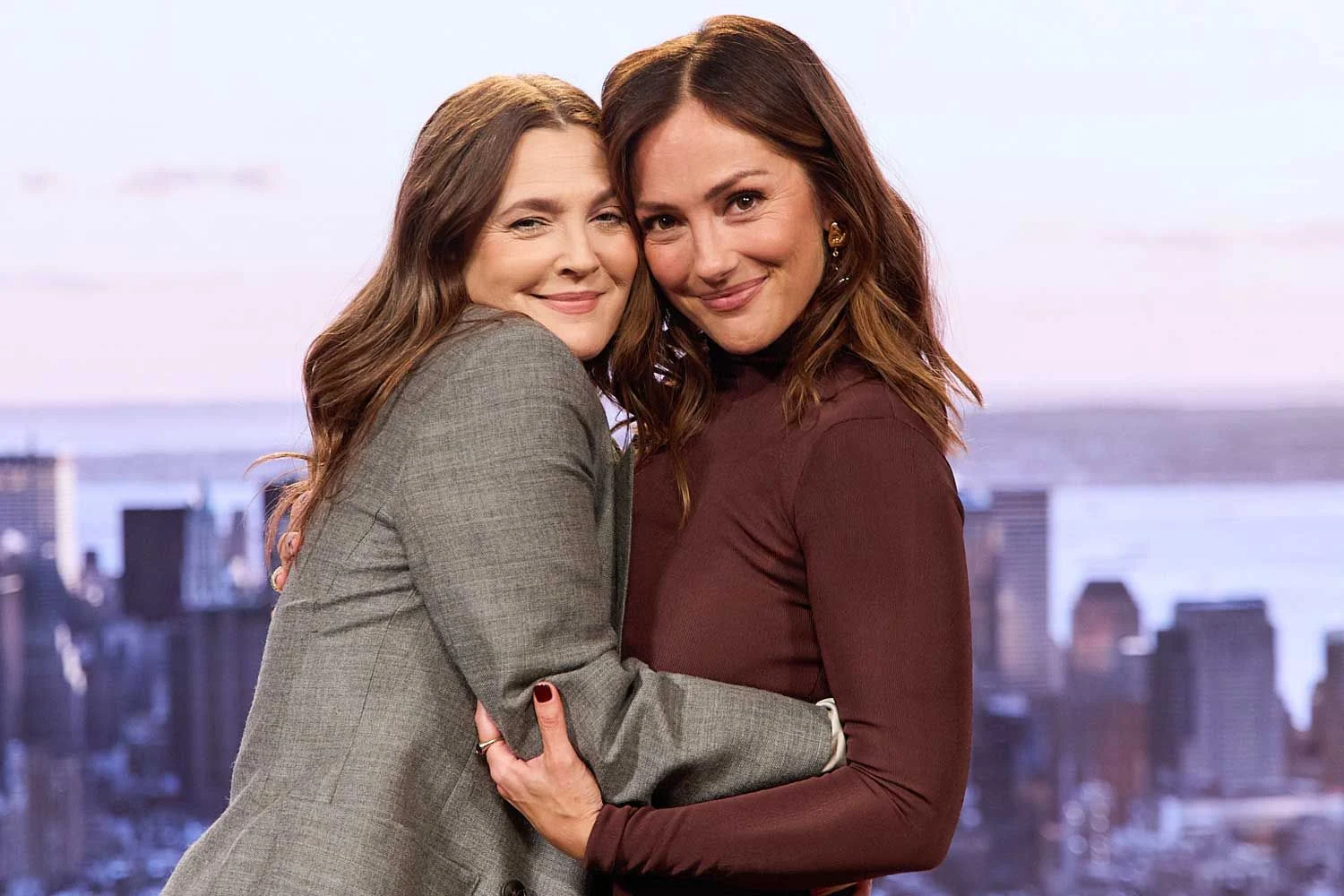 Minka Kelly Drew Barrymore-a sevgilisi Dan Reynoldsdan təriflər yağdırdı