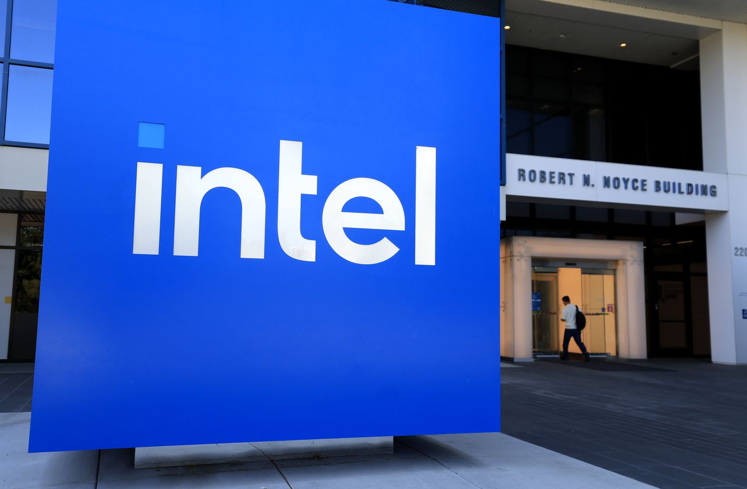 Dollar General güclü gəlirlərlə yüksəldi Intel səhmləri isə aşağı düşdü