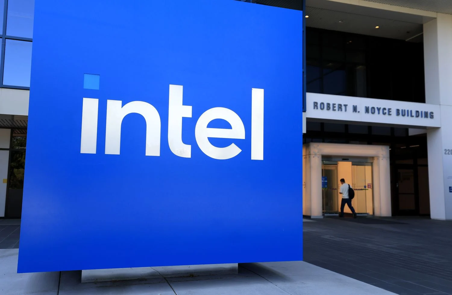 Dollar General güclü gəlirlərlə yüksəldi Intel səhmləri isə aşağı düşdü