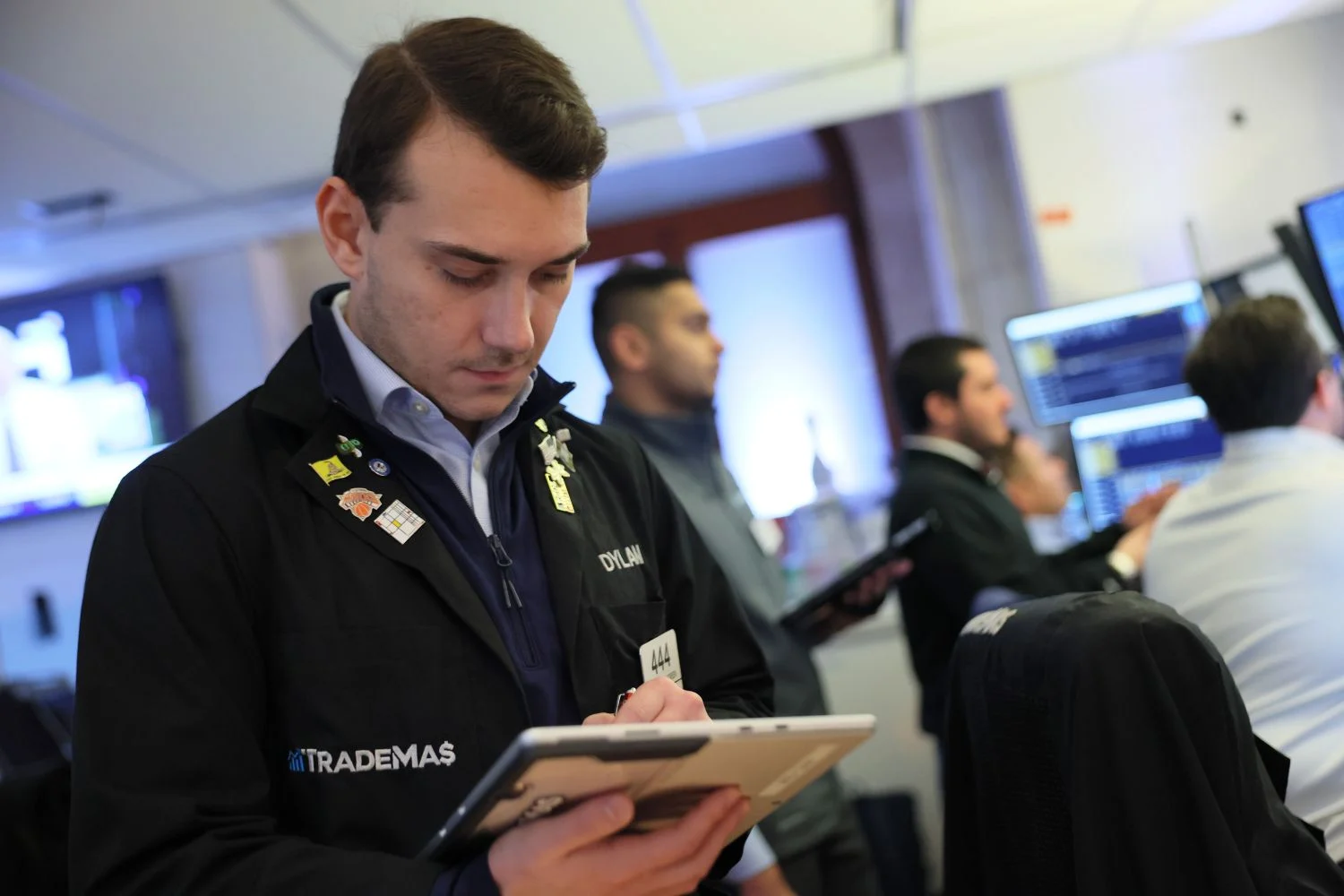 Nvidia rallisi səngidi, səhm indeksləri düşdü; Walmart güclü nəticələrlə sıçradı