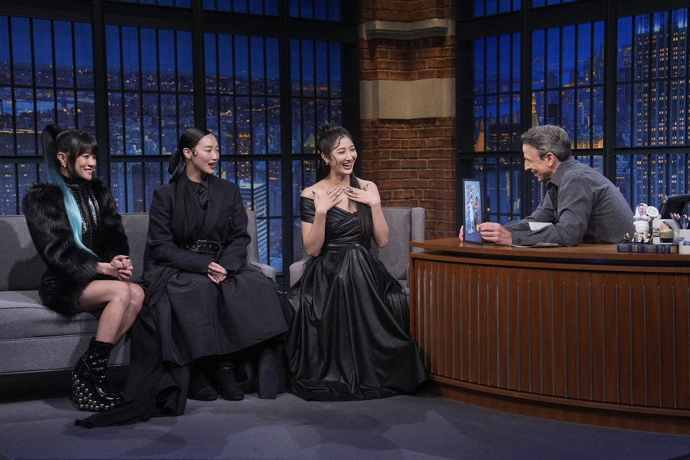 Renate Reinsve, Rei Ami, Audrey Nuna və EJAE 'Late Night With Seth Meyers'də