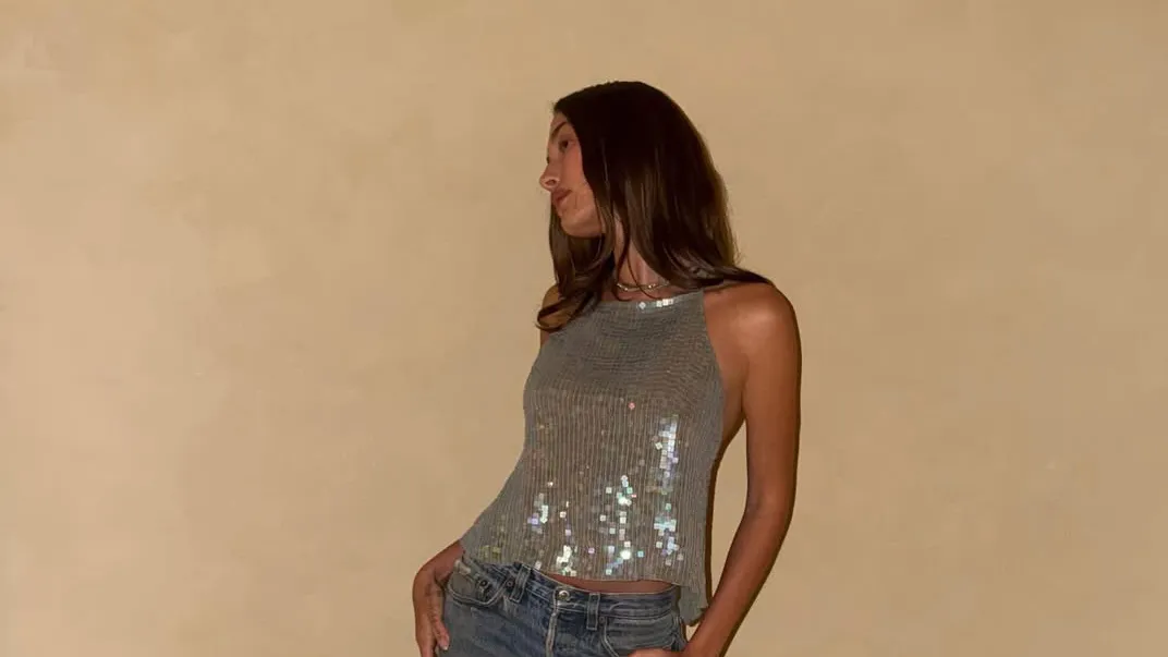 Hailey Bieber gecə topu modasında