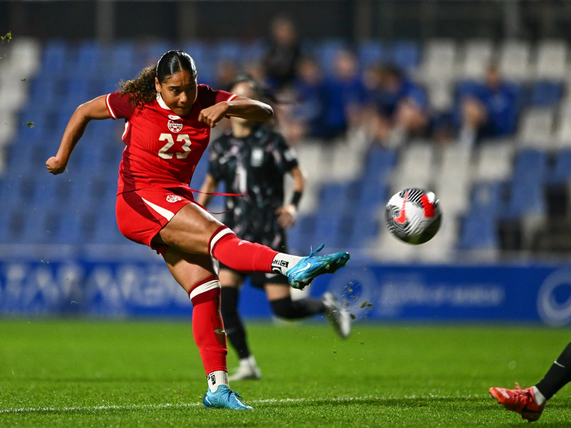 Olivia Smit: Arsenal qadın futbolunda rekordla Liverpul hücumçusunu transfer etdi