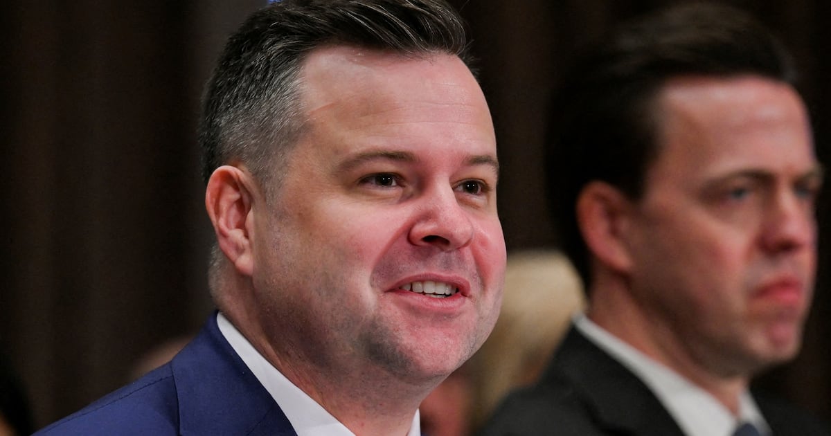 'Kiçik Tramp'ın köməkçisi Qərb Qanadını qarışdırır