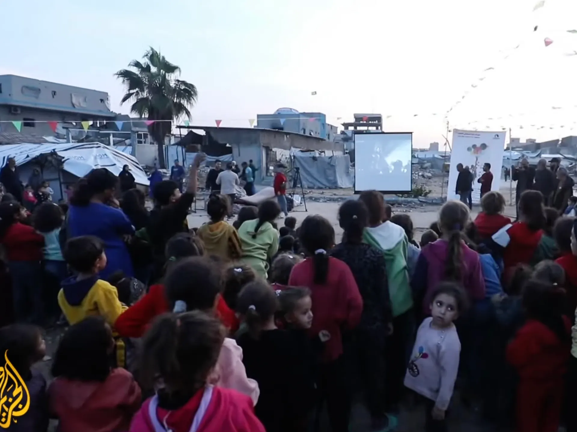 Qəzzada müvəqqəti kinoseanslar uşaqlara dağıntıları unutdurur