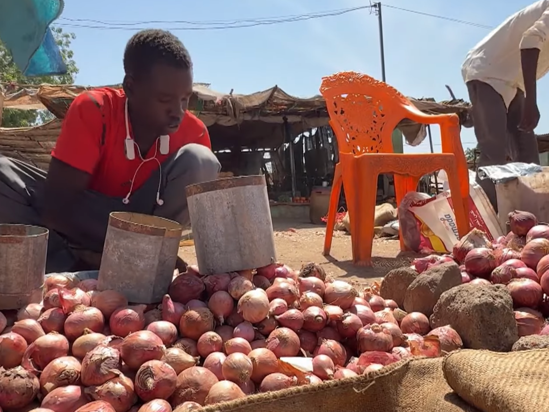 İki illik mühasirədən sonra Sudan şəhəri canlanır: Dron təhlükəsi qalır