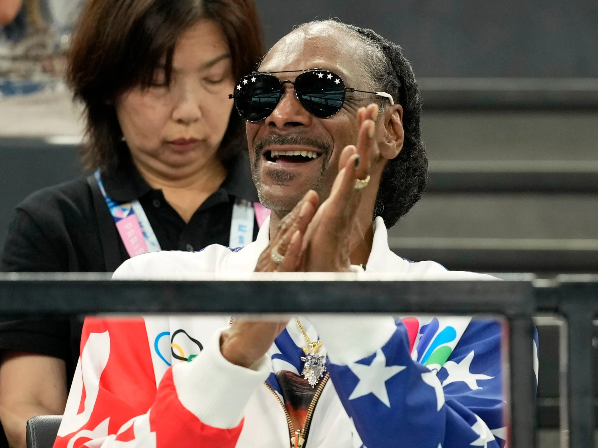 Snoop Dogg Suonsi Sitinin həmsahibi oldu, Reksemə meydan oxuyur