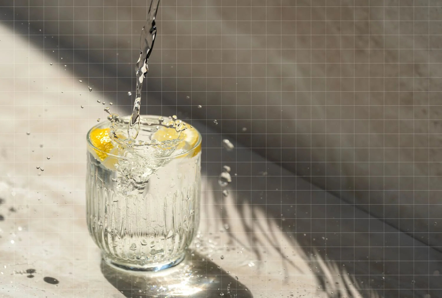 Şüşə su qrafiki əbədi kimyəviləri təmizləyir