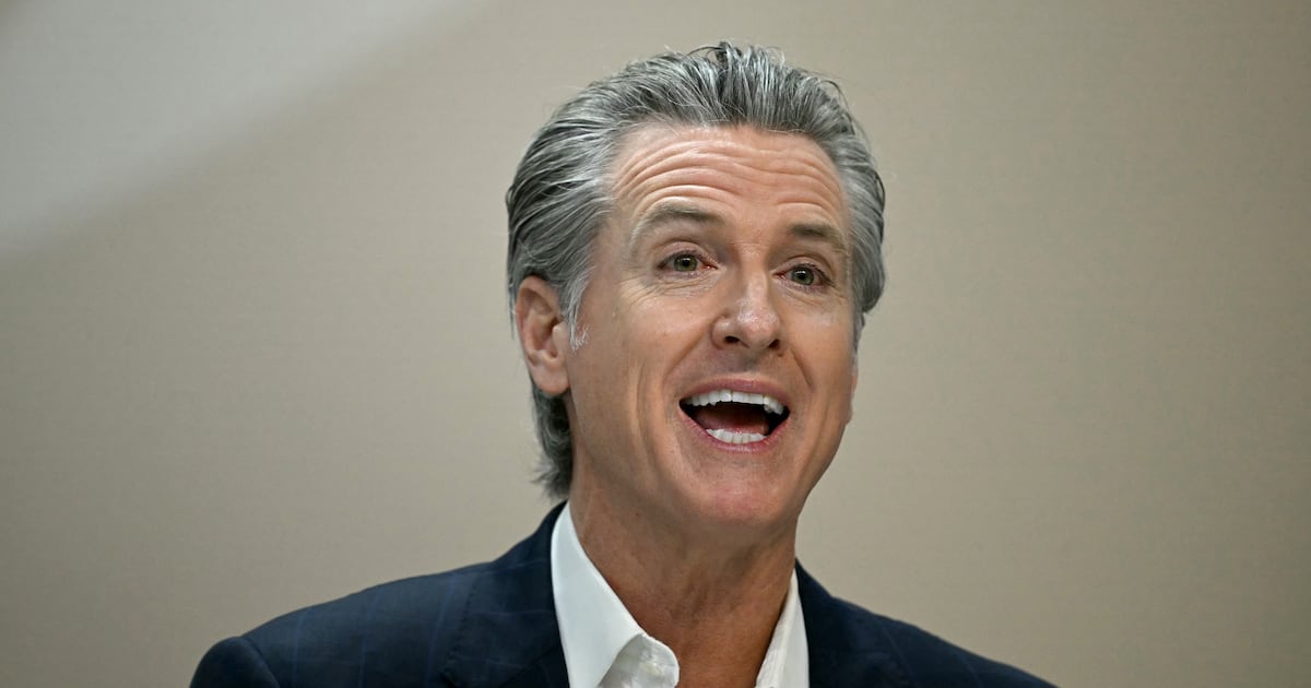 Newsom Trumpı tarif endirimlərini özünə yazaraq təhrik edir