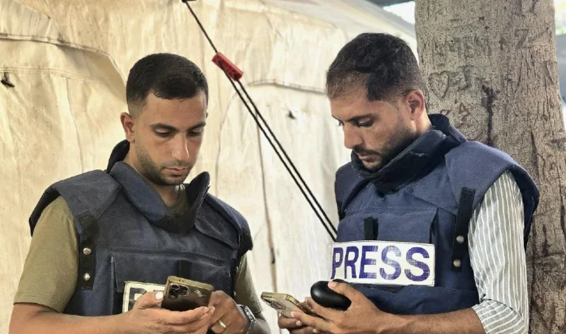 Qəzzalı jurnalist Əl-Cəzirə həmkarlarının öldürüldüyü İsrail hücumunu raport edir