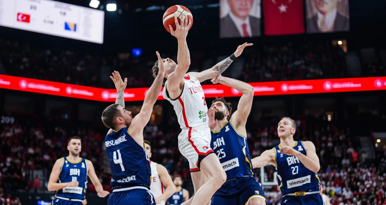 12 Dev Adam qələbə qazandı