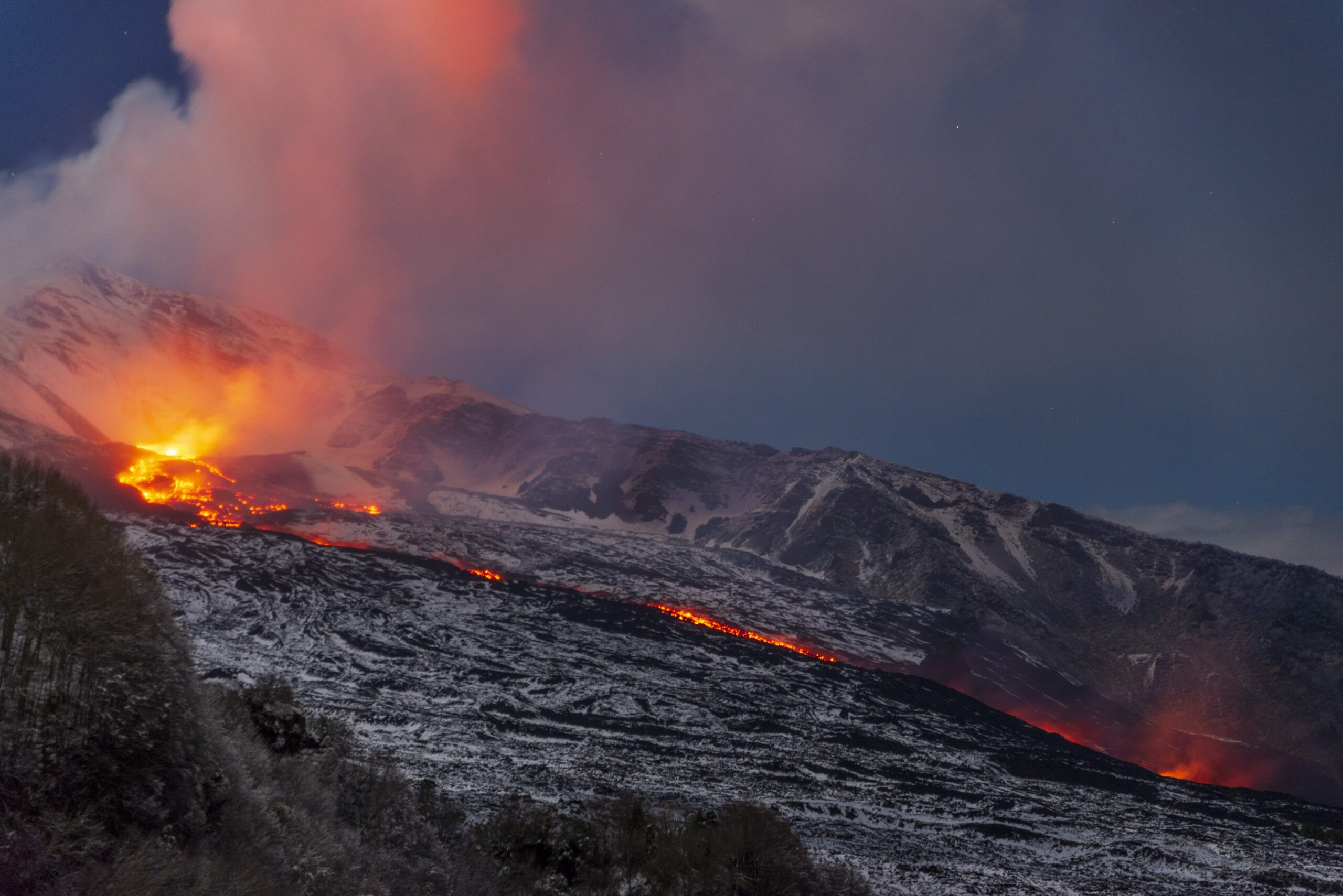 Etna Vulkanı aktivləşdi: Lav və duman səmanı bürüdü