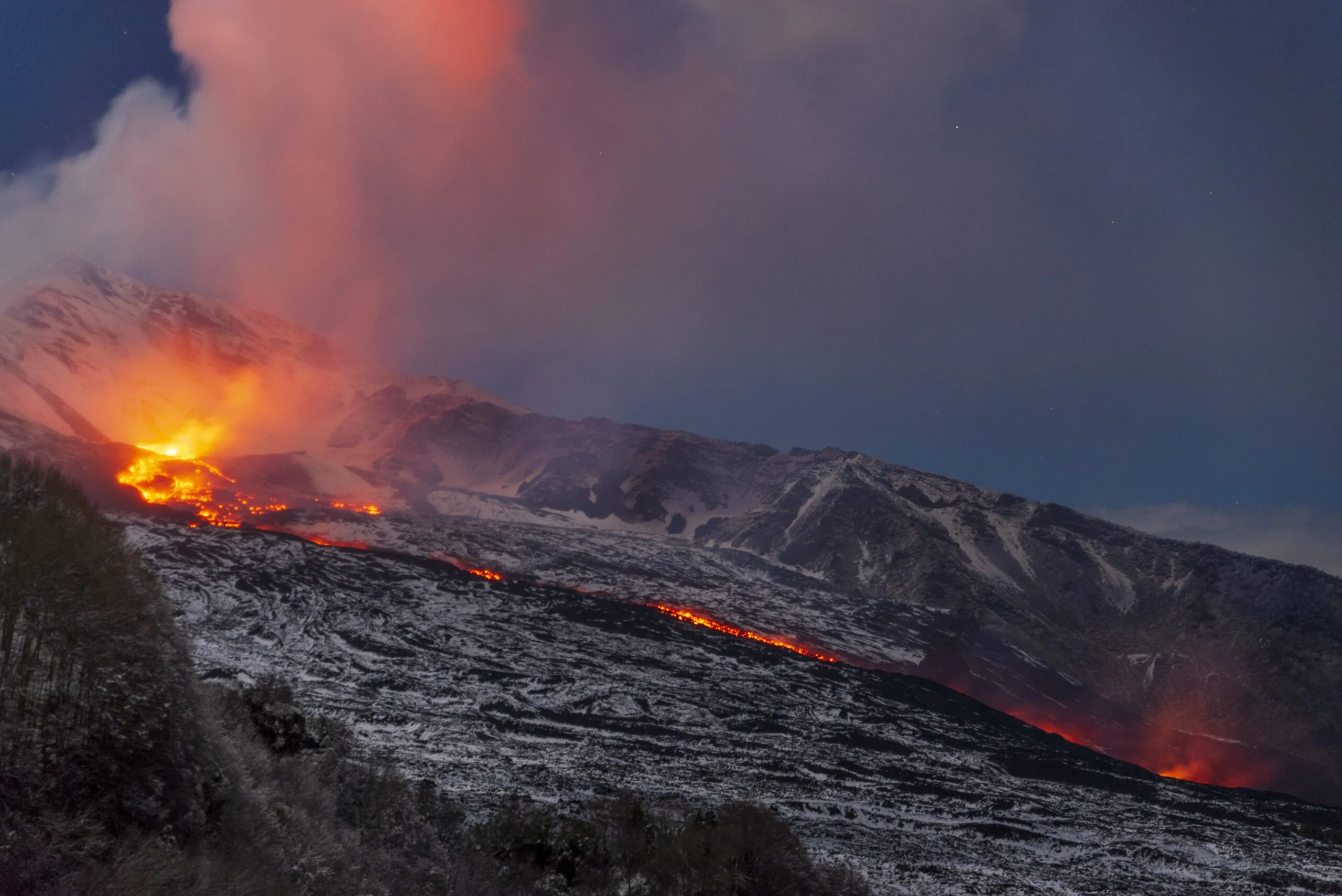 Etna Vulkanı aktivləşdi: Lav və duman səmanı bürüdü