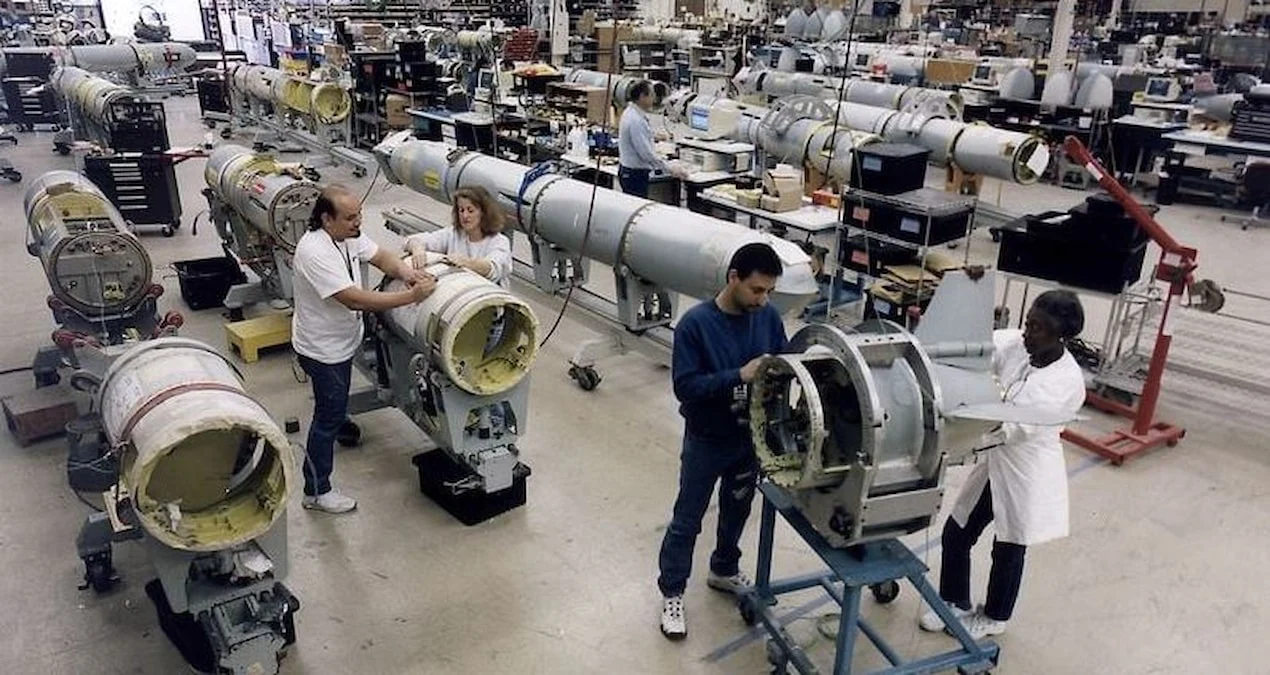 Raytheon raket zavodunu genişləndirərək istehsalı 50 faiz artırdı, qlobal müdafiəyə dəstəyini gücləndirdi.