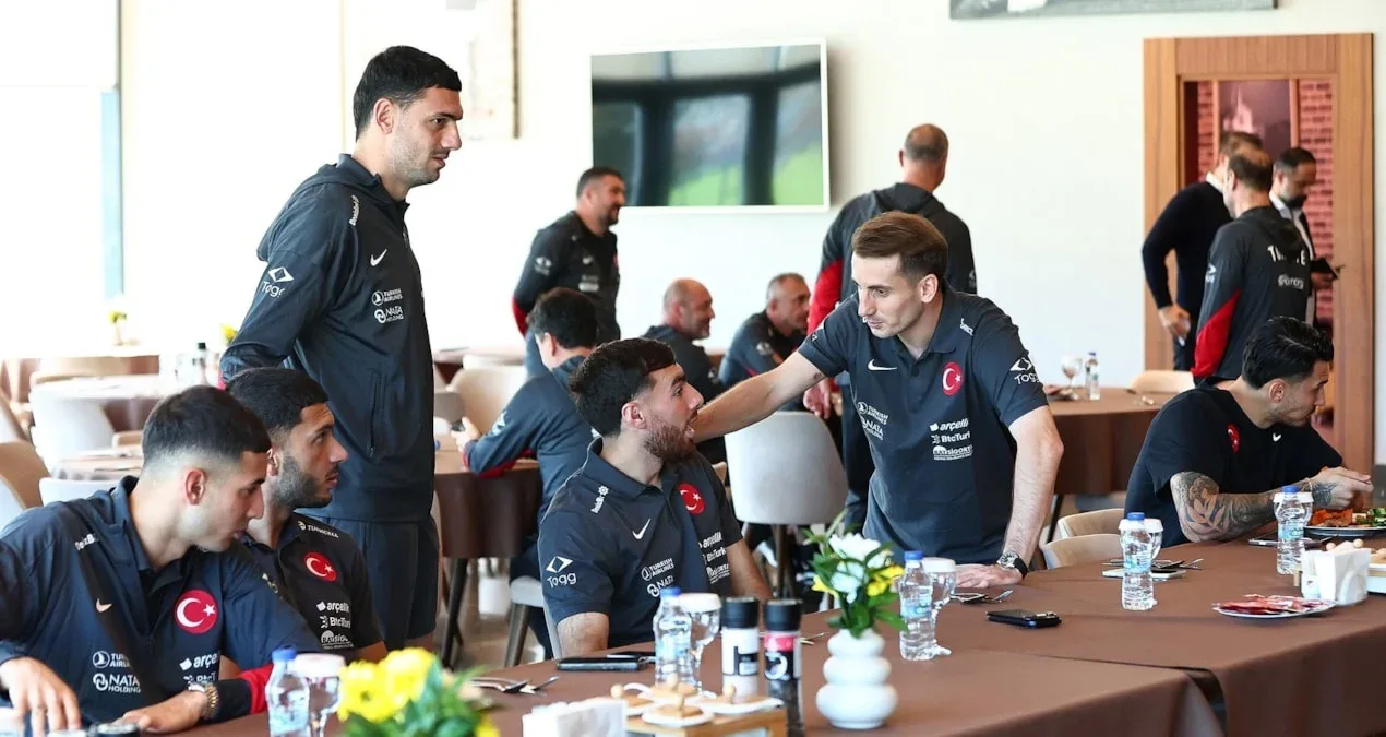Üç futbolçu millinin təlim-məşqinə gec qoşulacaq