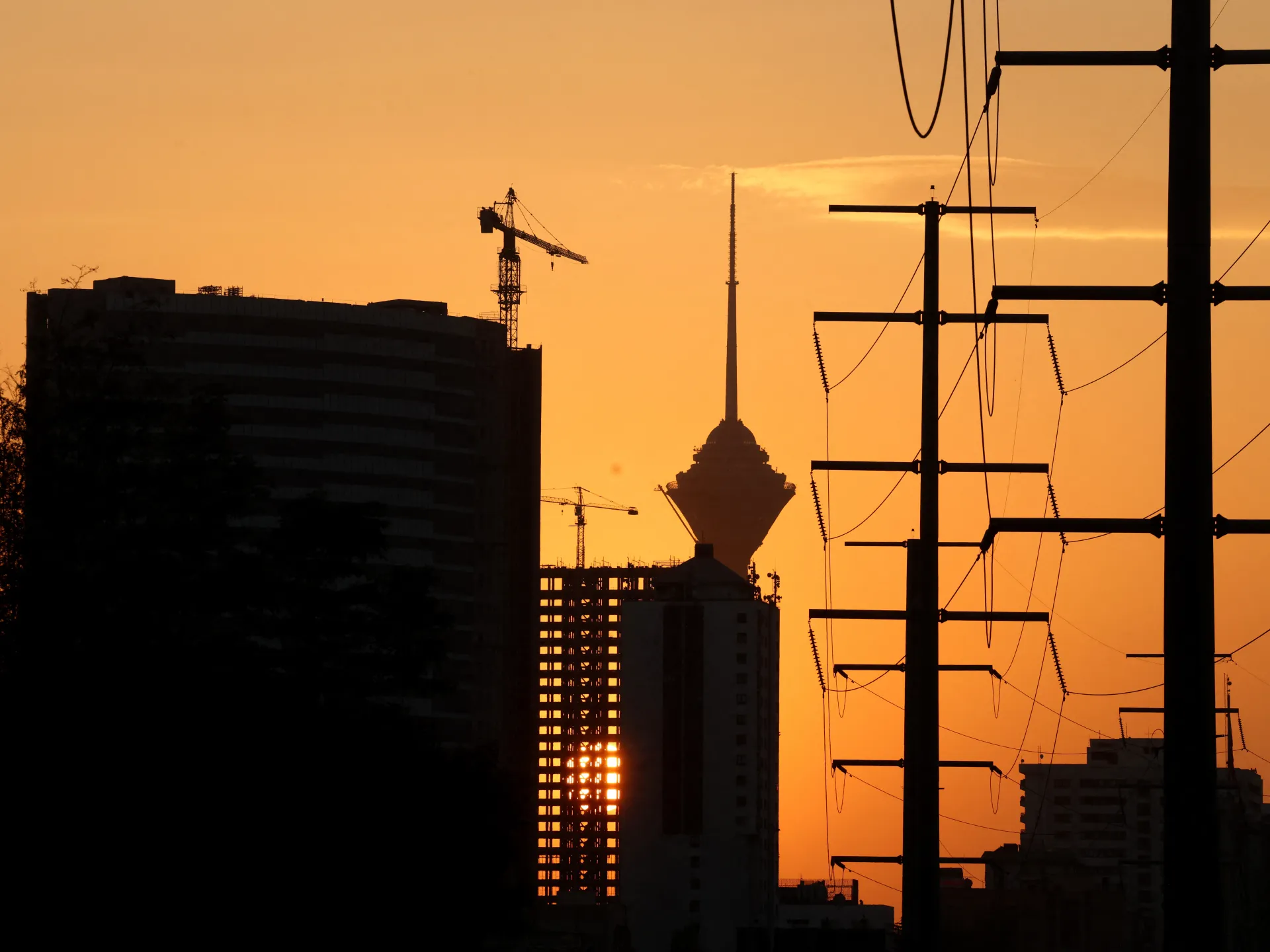 Sanksiyalar və müharibə təhdidi altında İranın daxili siyasi çəkişmələri