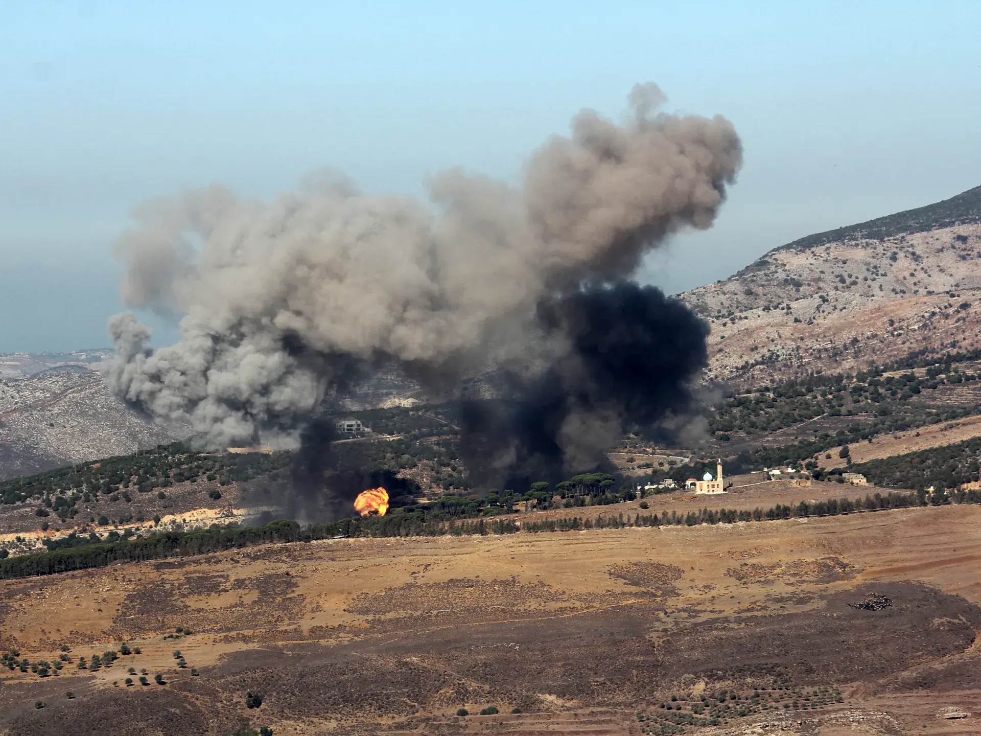 Livan İsraili danışıqlara rəğmən hücumları gücləndirməkdə qınadı