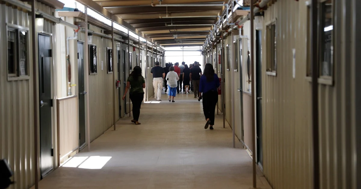 Texasdakı miqrant mərkəzində qızılcaya görə giriş-çıxış dayandırıldı