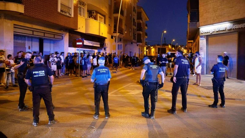İfrat sağçılarla miqrantların İspaniya şəhərində zorakı qarşıdurması