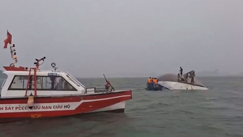 Vyetnamda batan gəmi: Oğlan hava cibində sağ qaldı, onlarla ölüm var