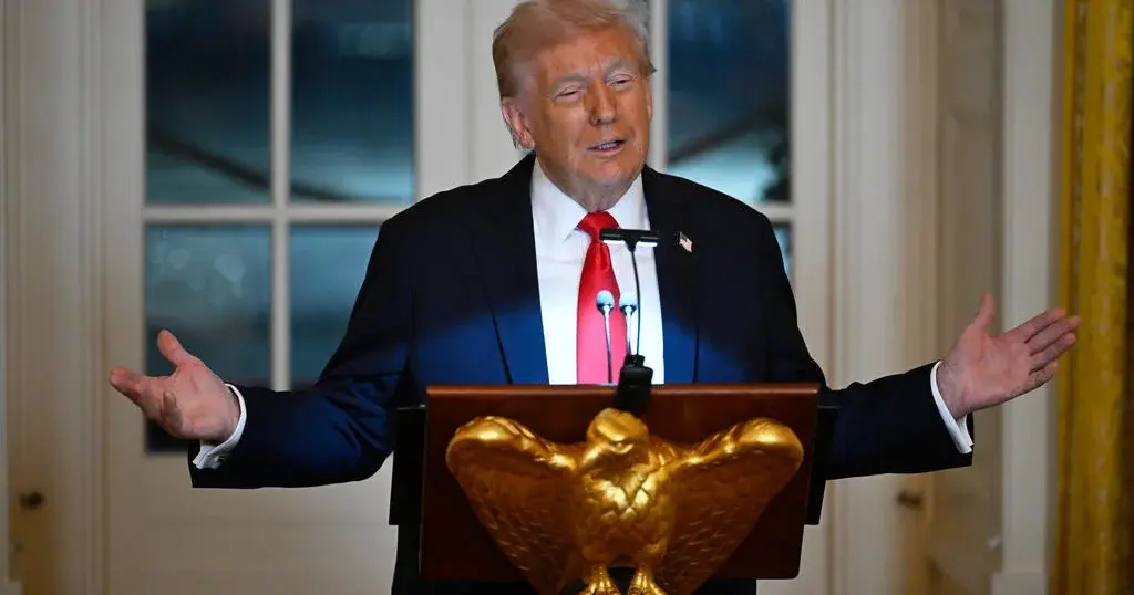 Tramp Ağ Ev üçün pul toplayır, texnologiya şirkətləri ilə görüşür