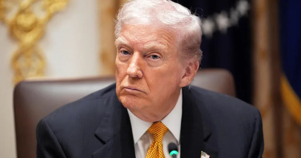 Tramp 2020 seçkilərinə müdaxilədə ittiham olunanlar, o cümlədən Culiani və Medousu əfv etdi